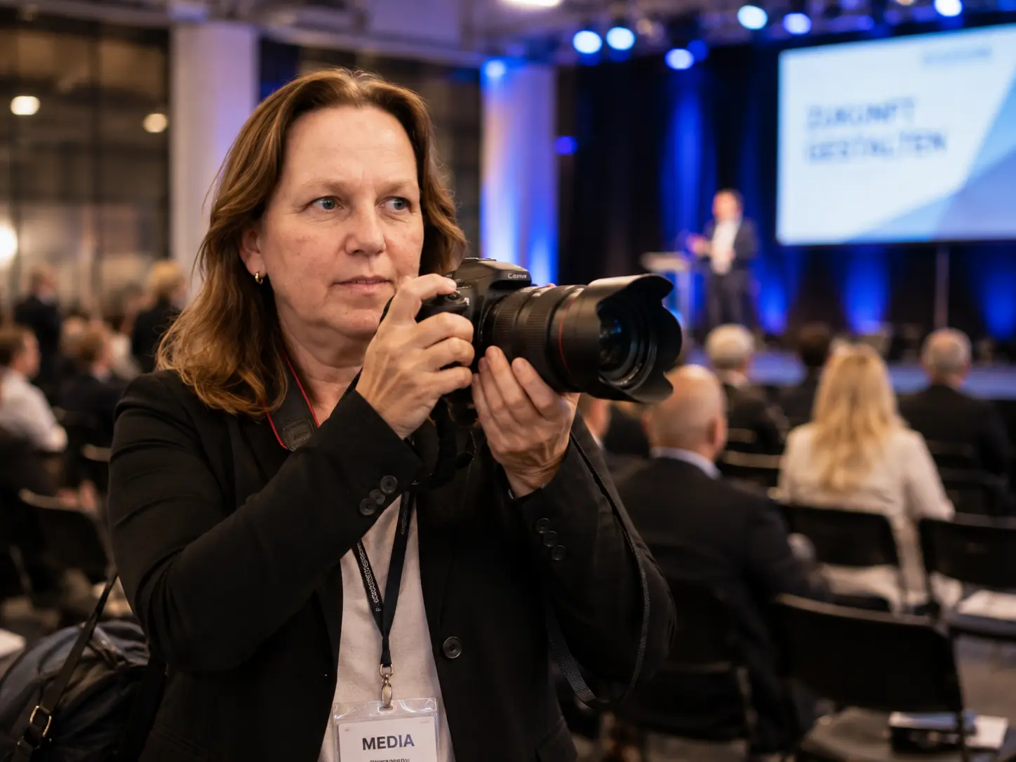 Heike Eschmann fotografiert auf einer Veranstaltung